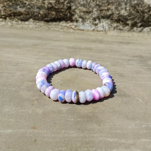 Bracelet en opale violette naturelle, perles rondes lisses, bijoux extensibles en pierres précieuses, vente en gros, design artisanal d'Inde - Product Image 4