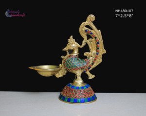 ตะเกียงน้ำมันทองเหลืองรูปนกยูงประดับด้วยหินหลากสี งานฝีมือแบบดั้งเดิมของอินเดีย เหมาะสำหรับมอบเป็นของขวัญสำหรับคนป่วยหรือเด็กแรกเกิด - Product Image 6