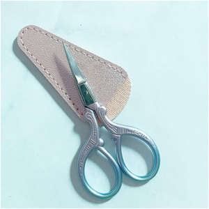 Ciseaux à broder en acier inoxydable colorés et simples, accessoire de couture pour l'artisanat et la broderie avec étui en cuir - Product Image 4