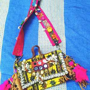 Hermoso Bolso Bohemio Vintage Hecho a Mano con Trabajo de Espejo y Bordado para Bodas de Verano, Diseño Banjara - Product Image 4