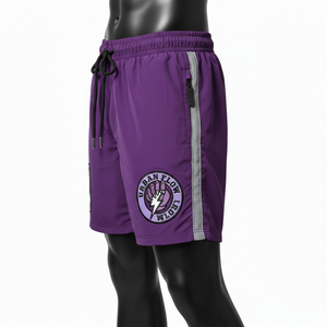 กางเกงว่ายน้ำไมโครไฟเบอร์โพลีเอสเตอร์ 140 GSM สีม่วงเข้ม แถบข้างสีเทาสะท้อนแสง โลโก้แบบรีดร้อนสั่งทำพิเศษสำหรับผู้ชาย - Product Image 3