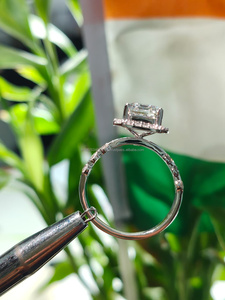 Anillo de Diamantes de Corte Esmeralda de Lujo en Oro Blanco con Piedras Laterales, Elegante Joya de Compromiso para Mujer, Diseño Personalizado de Alta Gama - Product Image 3