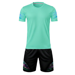 Uniformes de football pour hommes fabriqués au Pakistan en polyester à 100 %, nouveaux, personnalisés, bon marché, faible MOQ, uniformes de football pour hommes de haute qualité - Product Image 1