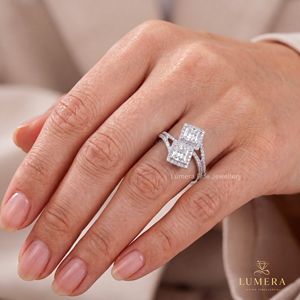 Elegante Anillo de Dos Piedras con Corte Princesa y Halo, Anillo de Lujo para Novia con Diseño de Vástago Dividido y Pavé en Oro Sólido - Product Image 5