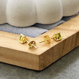 Boucles d'oreilles clous en labradorite en forme de cœur 5 mm, serties de griffes en or, pierres précieuses grises chatoyantes, boucles d'oreilles minimalistes et délicates - Product Image 4