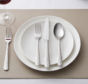 Juego de cubiertos modernos de acero inoxidable con elegante diseño de mango retorcido para bodas, comidas elegantes y elementos esenciales para la mesa. - Product Image 4