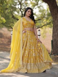 LEHENGA CHOLI de GEORGETTE con BORDADO DE DISEÑO y LENTEJUELAS con DUPATTA AMARILLA para Mujer, Hecho en India 76028 - Product Image 1