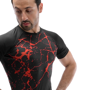 Camiseta de compresión de manga corta para hombre con estampado craquelado, cuello redondo, ajuste ceñido, secado rápido, protección contra erupciones, logotipo personalizado, OEM, marca privada, fabricante al por mayor - Product Image 3