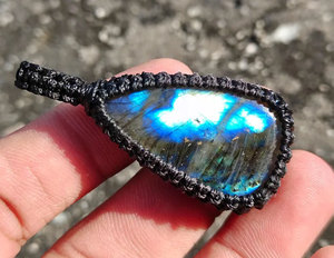 Collar con Colgante de Labradorita Azul Brillante Hecho a Mano, Cordón Negro, Piedra Preciosa Natural, Joyería de Cristal Curativa de Estilo Boho Tribal - Product Image 4