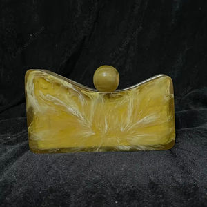Pochette de soirée de luxe en résine jaune faite à la main, au design organique sculpté, accessoire de soirée tendance pour fêtes, mariages et sacs de créateurs - Product Image 1