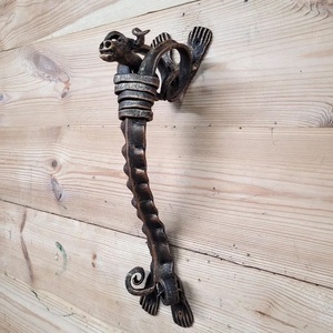 Manija de Puerta de Hierro Forjado a Mano con Recubrimiento en Polvo Resistente al Óxido, Estilo Tradicional con Acabado de Madera, Fácil de Instalar - Product Image 3