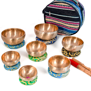 Juego de cuencos tibetanos de latón con símbolo de los siete chakras grabado, con estuche rojo, disponible a precios de mayorista. - Product Image 6