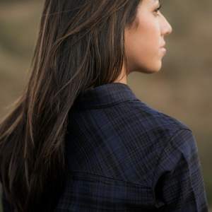 Camisas de franela casuales con logotipo personalizado para mujer, suaves, con bolsillo, manga larga, 100% algodón, con botones en la parte delantera, camisa de franela lisa para mujer - Product Image 5