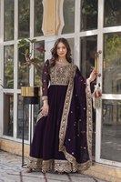 Robe évasée en soie luxueuse à motifs floraux avec accents brillants Zari, voile en maille élégant, col rond, ensemble de vêtements de soirée fantaisie pour femmes