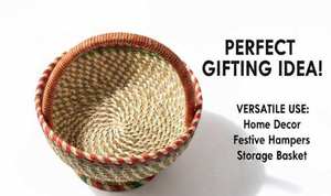 Panier en herbe tressé à la main en gros avec garniture festive et poignée – Panier de rangement écologique et élégant, fait main en matériaux naturels - Product Image 1
