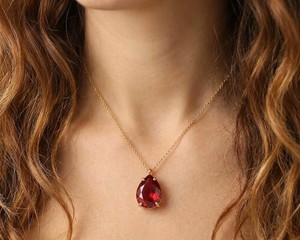 Collar con Colgante de Rubí Cultivado en Laboratorio, Estilo Minimalista, Tono Dorado, Joyería de Lujo, Elegante Regalo de Piedras Preciosas para Mujer - Product Image 1