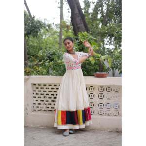 Robe de soirée Kali multicolore brodée au fil romain pour Navratri - Product Image 6