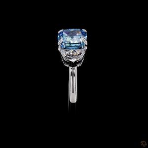 Anillo de Lujo con Tres Piedras de Corte Cojín Azul en Engaste de Garra para Mujer, Oro 10K 14K 18K, Plata 925 935, Bañado en Rodio - Product Image 3