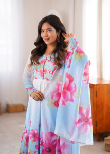 ชุดเดรส Anarkali ผ้าไหมออร์แกนซ่าลายดอกไม้ พร้อมดีไซน์ Potli แบบ Kali Cut Flare และผ้าคลุมไหล่ Gota Patti สำหรับงานเฉลิมฉลองสำหรับผู้หญิง (PY 308) - Product Image 4