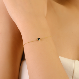 Impresionante Pulsera Minimalista con Zafiro Azul en Forma de Corazón, Engastado en Bisel, Personalizada en Oro Amarillo Real de 14K - Product Image 2