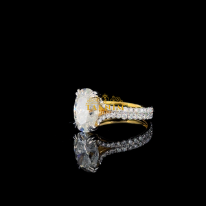 Anillo de compromiso de moissanita VVS con corte ovalado chapado en oro de 18 quilates para mujer Tasnim, con engaste de púas de corte pera y banda de diamantes de estilo clásico - Product Image 4