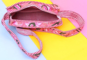 Bolso bandolera acolchado hecho a mano, bolso cruzado floral rosa, bolso de hombro de algodón, bolso de viaje estilo boho, bolso con estampado indio. - Product Image 2