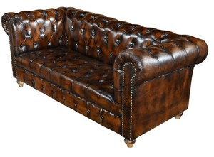 Sofá de Dos Plazas de Cuero Buff al Por Mayor, Modelo Chesterfield Elegante, Tapizado en Cuero Buff Genuino a Precio de Mayoreo - Product Image 2
