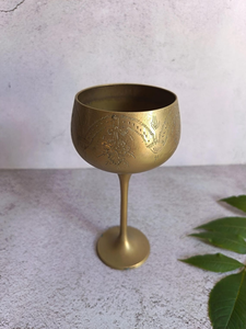 Gobelet en métal gravé finition or vintage, calice floral orné, coupe à vin décorative, présentoir de table classique, décoration de luxe pour la maison - Product Image 2