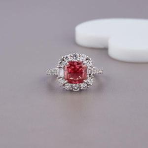 Anillo de Compromiso Moderno con Moissanita de Diseño Único para Mujer, con Apariencia Chic y Elegancia Duradera, Disponible al Mejor Precio - Product Image 2