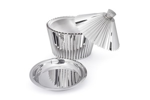 Plat de buffet moderne en argent plissé avec couvercle conique, décoré de bandes métalliques géométriques, idéal pour les hôtels, mariages et réceptions - Product Image 5