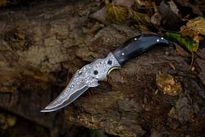 Cuchillo Plegable de Acero de Damasco SHARP POINT TRADES con Hoja Recta de 0.5mm, Apertura con Perilla, Mango de Madera y Diseño Artístico - Product Image 2