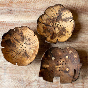 Jabonera de madera combinada con bandeja de drenaje de cáscara de coco con diferentes diseños para jabones en barra - Product Image 6