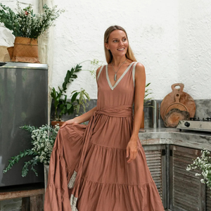 Vestido Maxi Bohemio Rosa Empolvado con Volantes de Algodón y Cinturón de Flecos, Estilo Diosa Bohemia, para Dama de Honor, a Precio Mayorista - Product Image 2