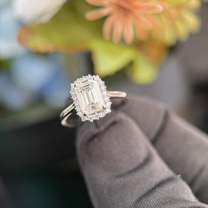 แหวนหมั้นทองคำขาว 14K ประดับเพชรเม็ดเดี่ยวทรงเหลี่ยมมรกต 1.80 กะรัต ได้รับการรับรองจาก IGI พร้อมเพชรเพาะเลี้ยงแบบ Halo Setting - Product Image 4
