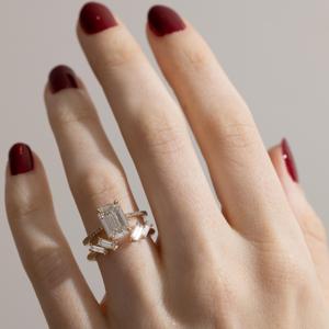 Anillo Apilable Moderno de Oro Sólido 14k 18k con Diamante Cultivado en Laboratorio de Corte Baguette de Punta Abierta, Engaste de Garra y Banda Solitaria Flotante - Product Image 4