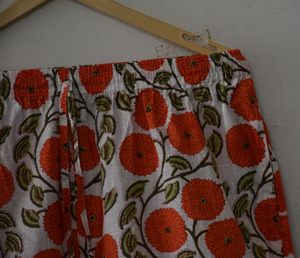 Conjunto de pijama elegante de algodón 100% con estampado artesanal de flores naranjas, conjunto de pijama de dos piezas con pantalones cortos para mujer - Product Image 6