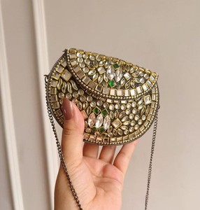 Nouvel arrivage : Pochette de rangement Kundan ornée, sac à main indien en pierre, pochette ethnique en métal doré antique pour mariée, idéal pour les fêtes de mariage - Product Image 1
