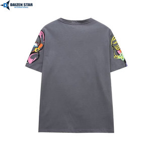 Camiseta de Manga Corta Gris para Hombre con Estampado de Caras Abstractas Coloridas, Cuello Redondo, Corte Regular Informal, 100% Algodón Jersey - Product Image 2