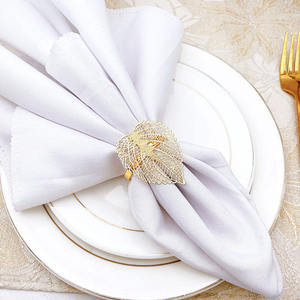 Magnifique ensemble de 2 anneaux de serviette métalliques texturés en forme de feuille, luxueux et sophistiqués, qui ajoute une touche de raffinement sans dominer la mise en place de la table. - Product Image 5