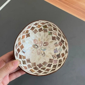 Juego de Tazones de Coco Biodegradables y Ecológicos Hechos a Mano con Cuchara y Soporte para Servir Postres o como Portavelas - Product Image 3