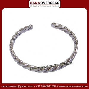 Brazalete Tradicional Hecho a Mano en Latón con Diseño de Cuerda y Acabado Plateado Premium, Perfecto para Hombres y Mujeres, Joyería Étnica Ajustable - Product Image 4