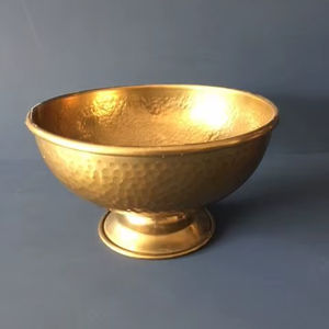 Bol de service en laiton antique, idéal pour les dîners à la maison, les fêtes, les mariages et les occasions spéciales, pour présenter des collations et des fruits. - Product Image 1