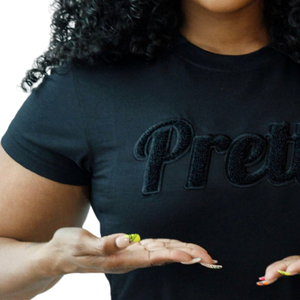 T-shirt en chenille noir élégant avec lettres grecques brodées, en coton premium, décontracté, pour sororité - Product Image 6