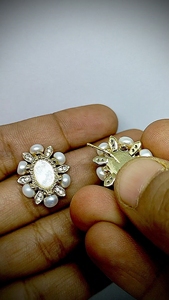 Boucles d'oreilles clous en alliage plaqué or avec perles et fleurs, bijoux classiques pour femmes, boucles d'oreilles de mode pour mariage - Product Image 1