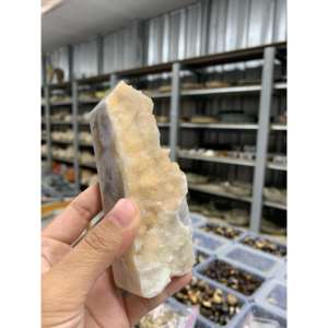 Tour de cristal d'agate de neige naturelle polie de 9 cm pour la décoration et la collection - Product Image 4