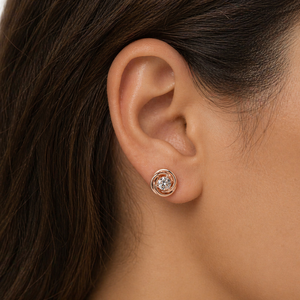 Boucles d'oreilles clous en or jaune 18 carats avec diamant de laboratoire gradué, motif nœud d'amour en spirale, 0,65 ct, taille ronde, bijoux fins - Product Image 3