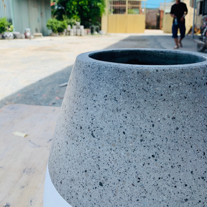 Maceta Minimalista de Hormigón con Base Blanca, Macetero para Plantas de Interior, Diseño Moderno, Uso en Escritorio - Product Image 5