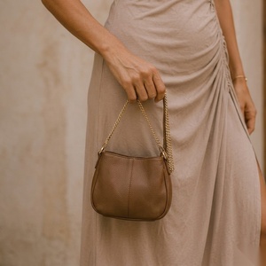Vestido midi sin mangas con cuello tipo cowl en tela de viscosa beige con frente drapeado y silueta ajustada para uso casual de verano. - Product Image 3