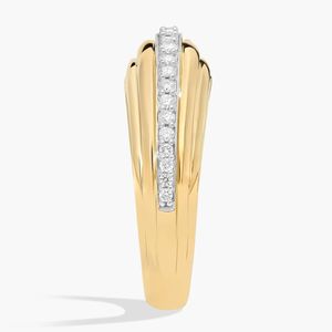 Bague en or jaune sertie de diamants gradués et bombés - Product Image 5
