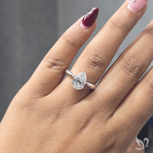 Bague de fiançailles élégante en or blanc 10 carats avec diamant solitaire en forme de poire de 2 carats cultivé en laboratoire et sertissage à tige cintrée - Product Image 4